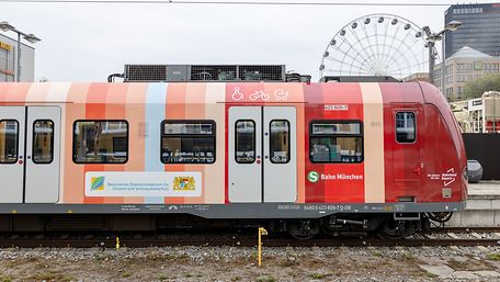 Die mit den bayerischen Klimastreifen gestaltete S-Bahn am Münchner Ostbahnhof