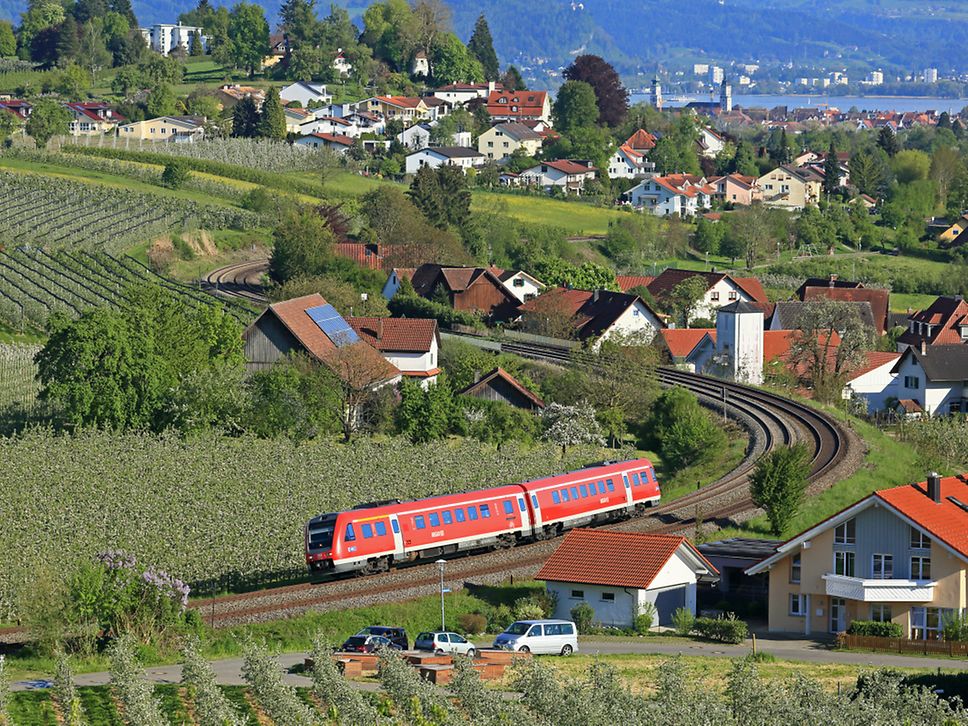 Bahnstrecke bei Lindau. Ein Triebwagen der Baureihe VT 612 von DB Regio auf dem Weg nach Oberstaufen.