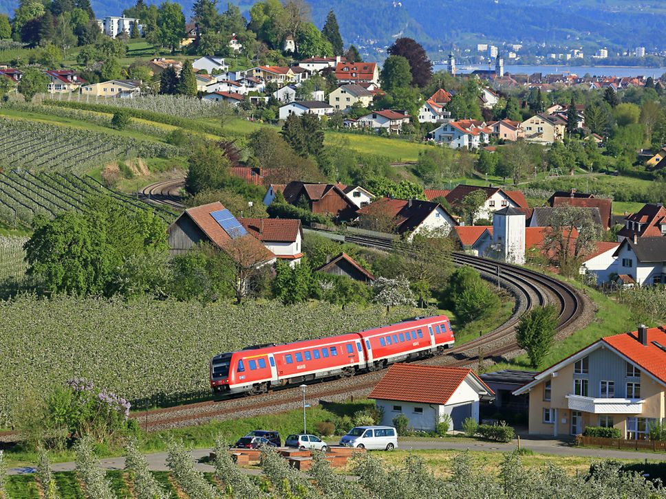 Quelle: Uwe Miethe, DB AG Bahnstrecke bei Lindau. Ein Triebwagen der Baureihe VT 612 von DB Regio auf dem Weg nach Oberstaufen.