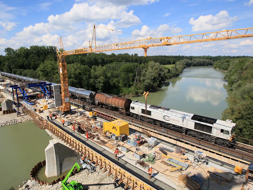Ausbaustrecke München-Salzburg: Bau der Innbrücke bei Ehring mit laufendem Zugverkehr