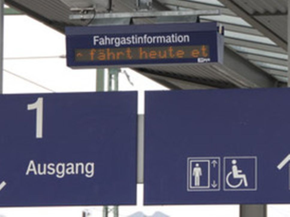 Quelle: DB Station&Service AG weiße Schrift auf blauem Grund