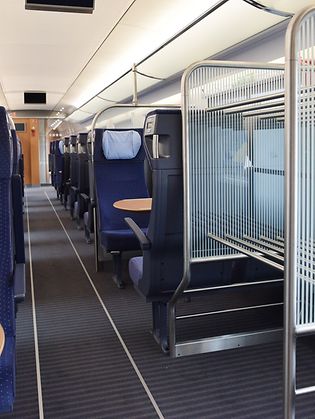 Zusätzliche Regale in der 1. und 2. Klasse sorgen für mehr Platz für Gepäck – in Blicknähe zum Sitzplatz.