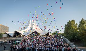 Azubis gegen Hass und Gewalt lassen Luftballons steigen