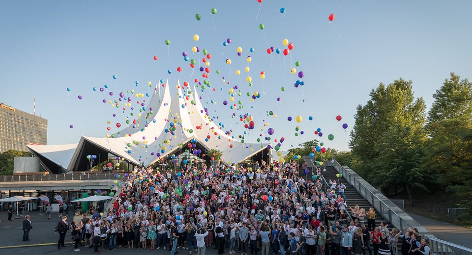 Azubis gegen Hass und Gewalt lassen Luftballons steigen
