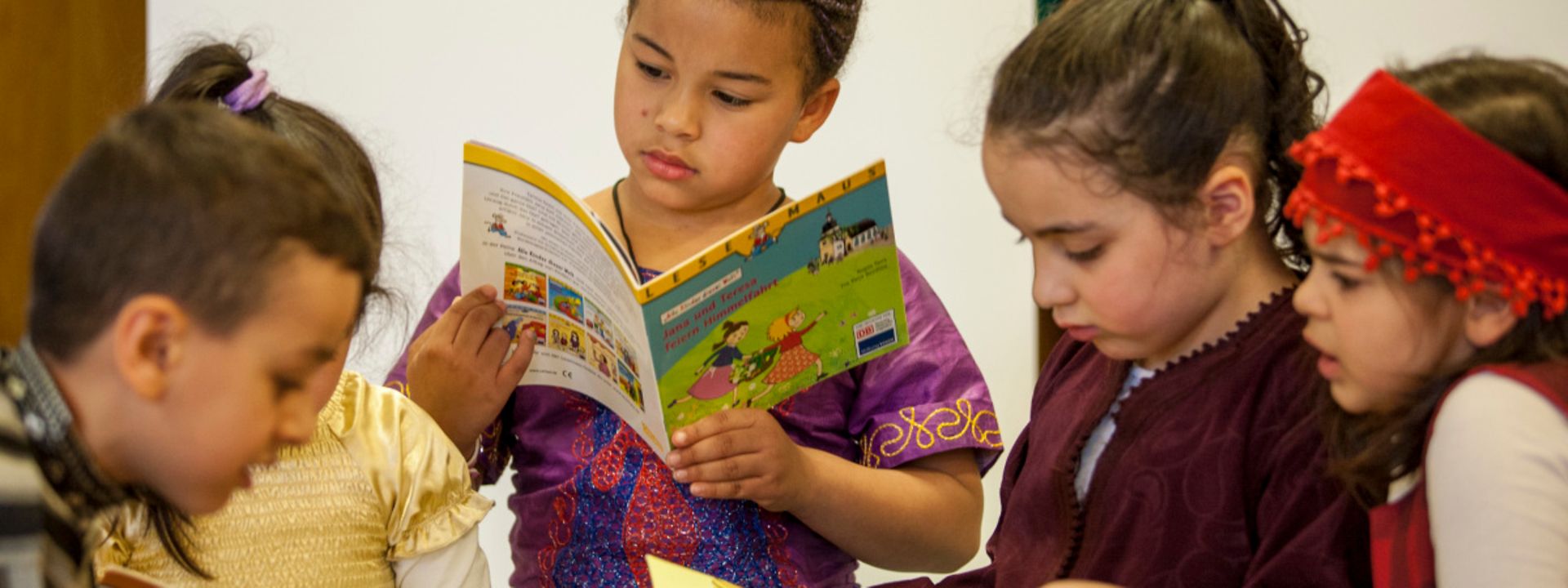 Kinder beim Entdecken und Lesen der Bücher im Internationalen Familienzentrum im Frankfurter Ostend