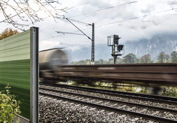 Schallschutzwand an der zweigleisigen Strecke Bahnstrecke bei Kiefersfelden