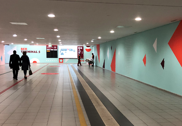 Neu gestaltete Unterführung im Bahnhof Flughafen BER - Terminal 5