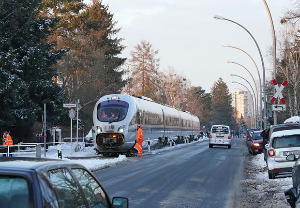 Ein ICE in Lichterfelde: DB-Versuchszug fährt auf der Berliner Goerzbahn