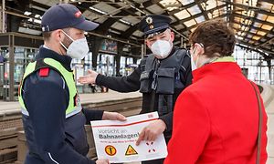 Die Präventionsteams der DB und die Bundespolizei informieren Fahrgäste direkt und persönlich.