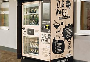 Gesund und lokal: Snacks aus den neuen Zugvogel-Automaten; Quelle: DB AG / Polkehn