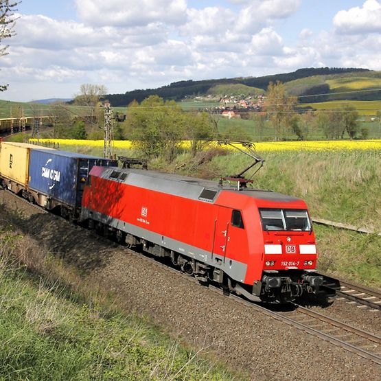 Güterzug mit Ellok der Baureihe 152 