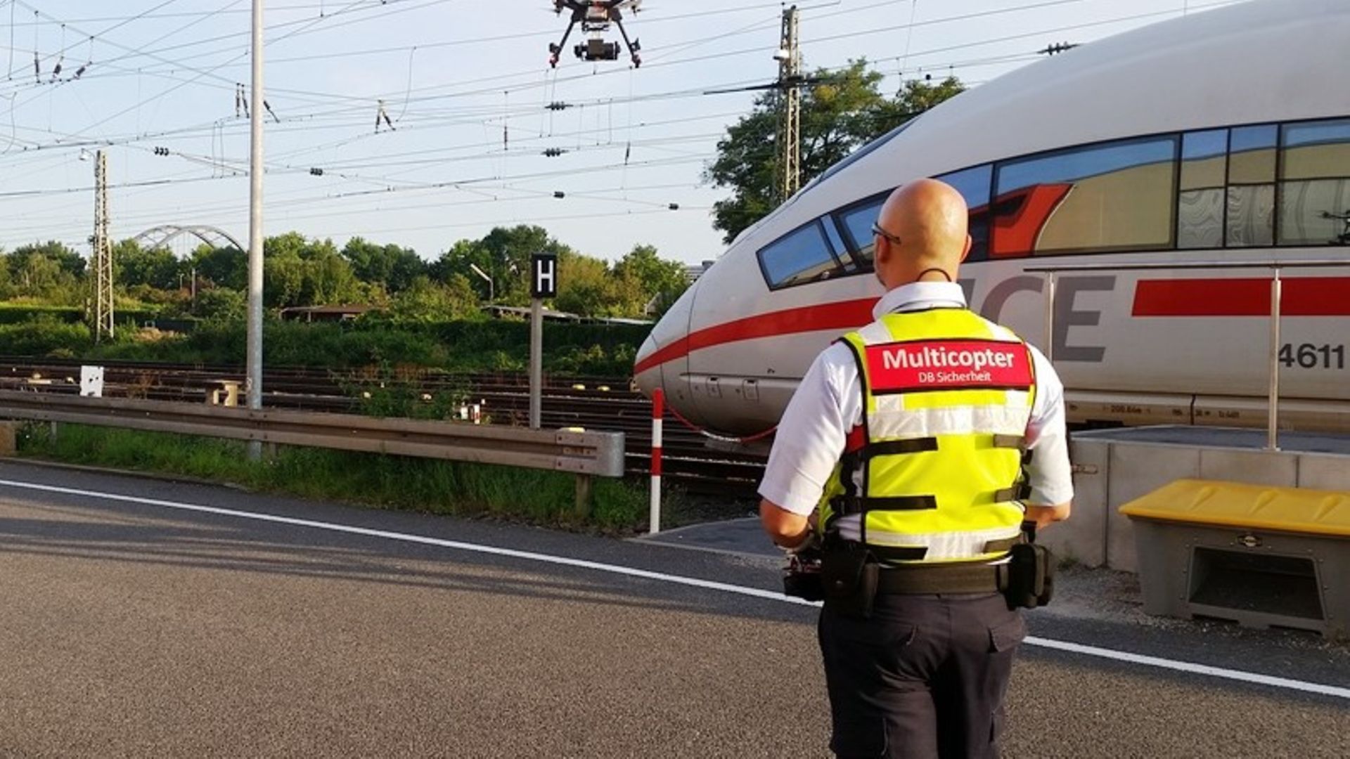 Oberleitungen werden inspiziert, ohne dass hierfür der Fahrstrom abgestellt oder der Zugverkehr unterbrochen werden muss.