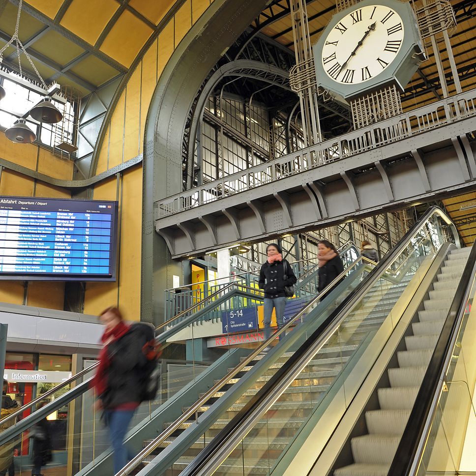 Copyright: Deutsche Bahn AG / Christian Bedeschinski Derzeit wird AIM an rund einem Dutzend Rolltreppen erprobt, etwa in Hamburg.