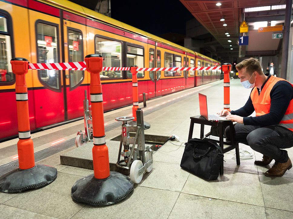 Quelle: DB AG / Hans-Christian Plambeck Einbau der neuen Elemente in Berlin