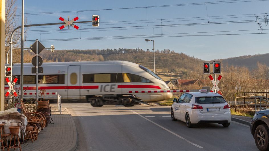 ICE T passiert einen Bahnübergang