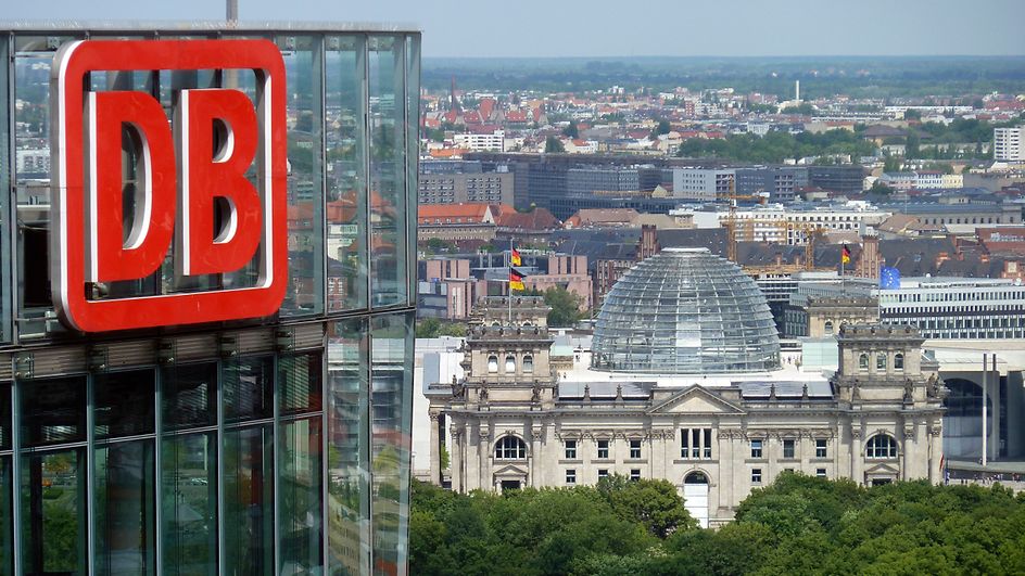 Der Bahntower in Berlin, Potsdamer Platz - mit Blick auf den Reichstag