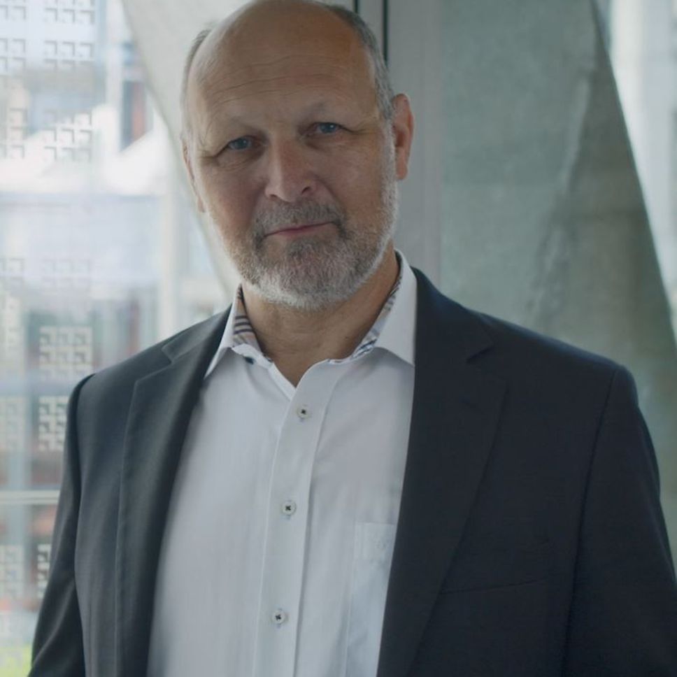 Quelle: DB AG / Anja Stiebeling Reinhold Pohl, Leiter regionaler Vertrieb Süd bei DB Vertrieb und damaliger Projektleiter Einführung Video-Reisezentren.
