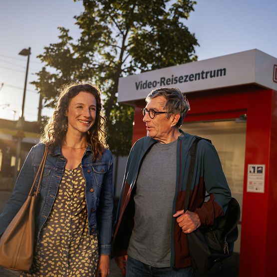 Kund:innen vor einem Video-Reisezentrum