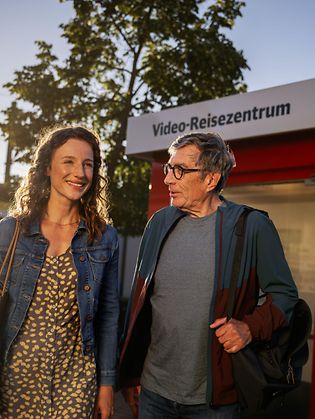 Kundin in einem Video-Reisezentrum in Neustadt-Saale