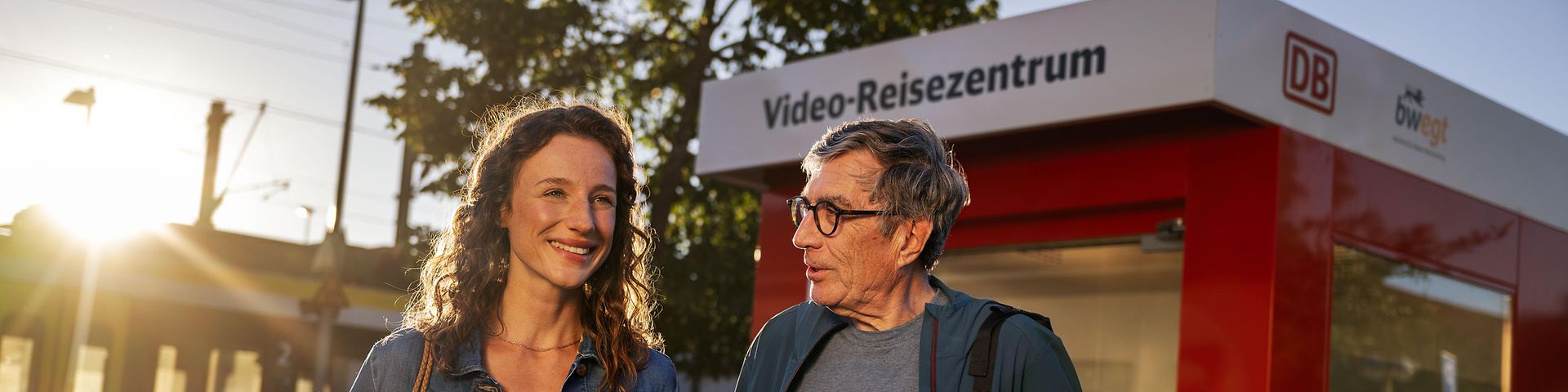 Kundin in einem Video-Reisezentrum in Neustadt-Saale
