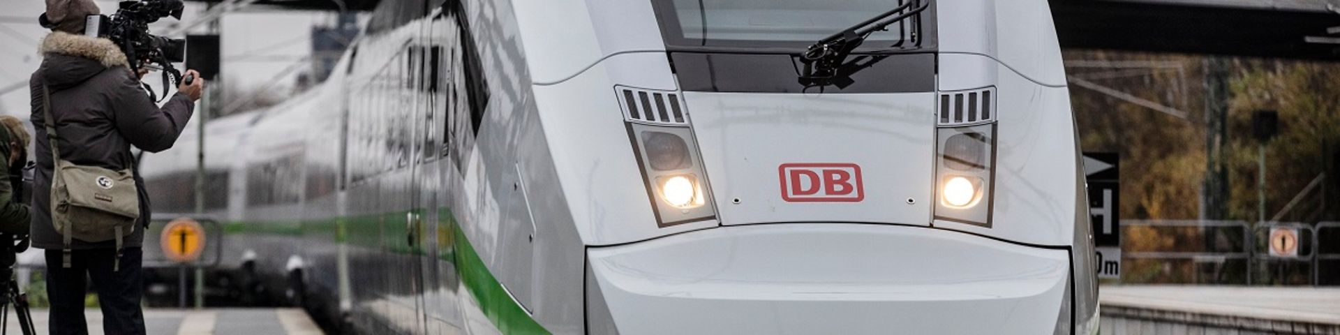 ICE 4 mit grünem Streifen als Symbol für die grüne Bahn