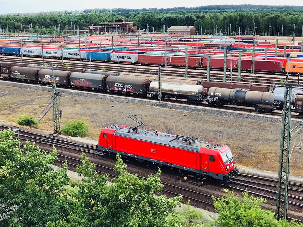 Quelle: DB AG / Volker Emersleben Maschen Rangierbahnhof - DB Cargo Ellok Baureihe 187 rollt zum nächsten Einsatz