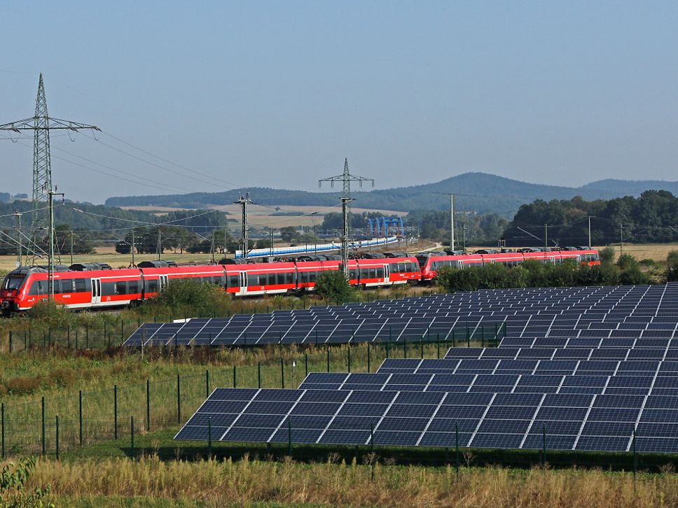 Thüringen-Bayern-Express an einer Photovoltaikanlage