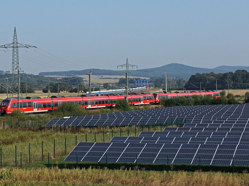 Quelle: DB AG / Claus Weber Thüringen-Bayern-Express an einer Photovoltaikanlage