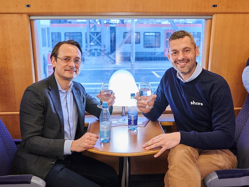 Quelle: Stefan Wildhirt / Deutsche Bahn AG Michael Peterson, Vorstandsvorsitzender DB Fernverkehr und Sebastian Stricker, Gründer und Geschäftsführer von share