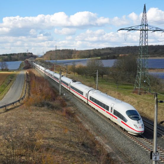 ICE 3 unterwegs auf Schnellfahrstrecke Fulda-Würzburg