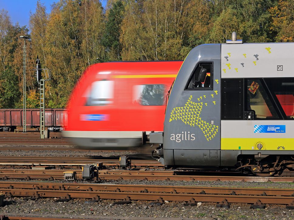 Unterwegs auf den Gleisen von DB Netz - ein VT 612 von DB Regio rollt an einem VT 650 des EVU agilis vorbei