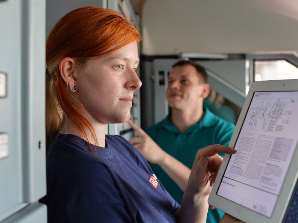 Symbolbild DB-Mitarbeiterin mit Tablet