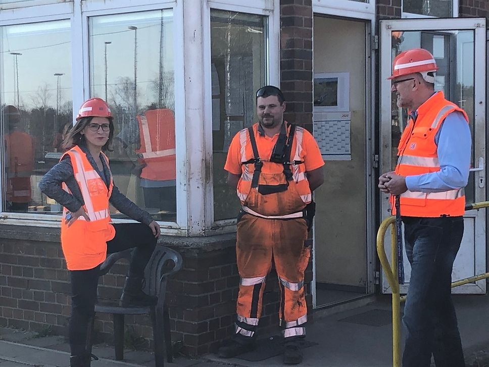Dr. Sigrid Nikutta im Gespräch mit Mitarbeitern am Cargo-Standort Seddin