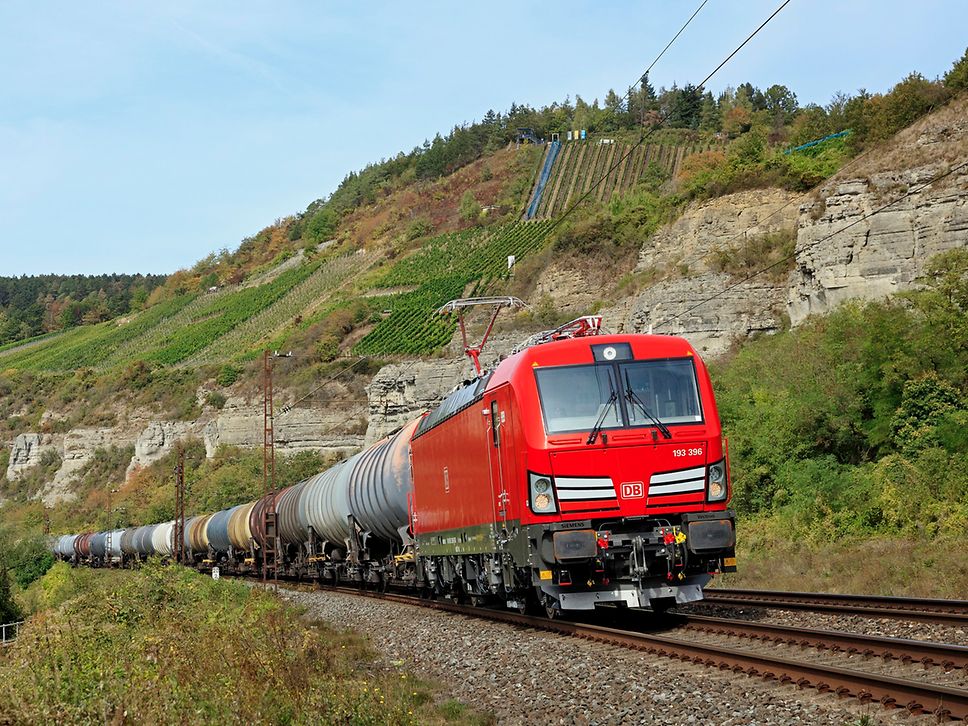 DB Cargo mit einer Vectron Baureihe 193 bei der Traktion eines Kesselwagenzuges unterwegs