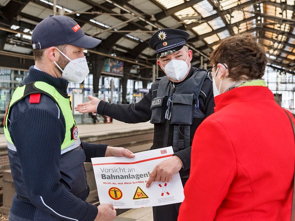 Quelle: Pierre Adenis Die Präventionsteams der DB und die Bundespolizei informieren Fahrgäste direkt und persönlich.