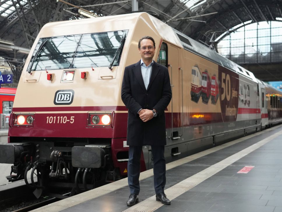 Quelle: DB AG / Oliver Lang DB-Fernverkehrschef Dr. Michael Peterson vor dem IC mit der Lokomotive der Baureihe 101