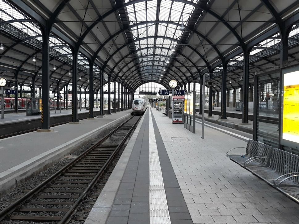 Quelle: DB AG/Sascha Weise Wiesbaden Hbf