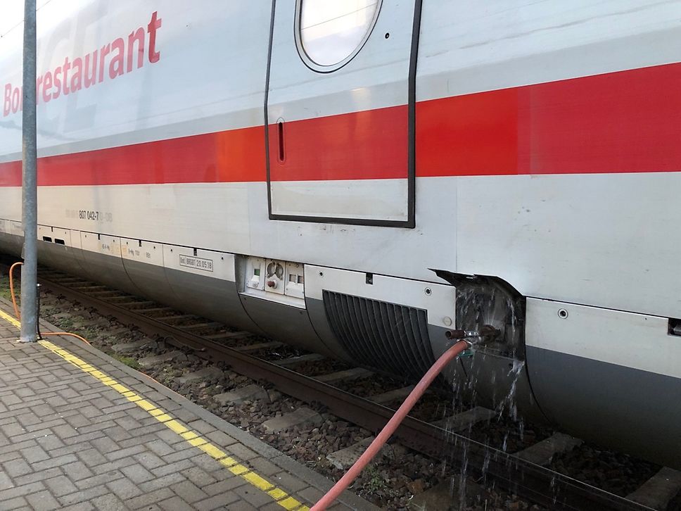 Quelle: DB AG / Caroline Nöppert Zugteil zwei bekommt im Werk nur frisches Wasser für mehr bleibt keine Zeit.