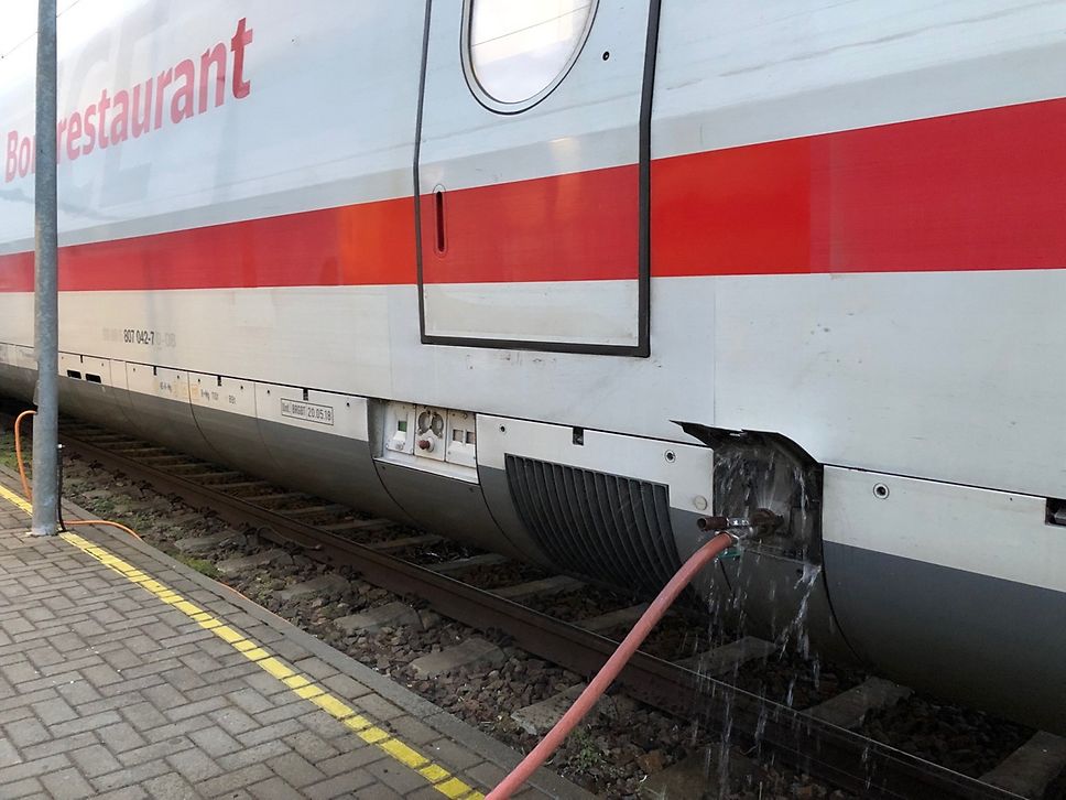 Zugteil zwei bekommt im Werk nur frisches Wasser für mehr bleibt keine Zeit.