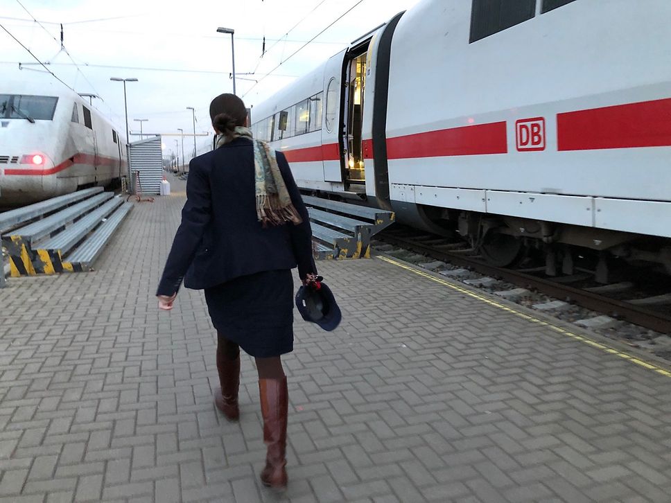 Wencke Wallstein läuft zügigen Schrittes zum Gleis.