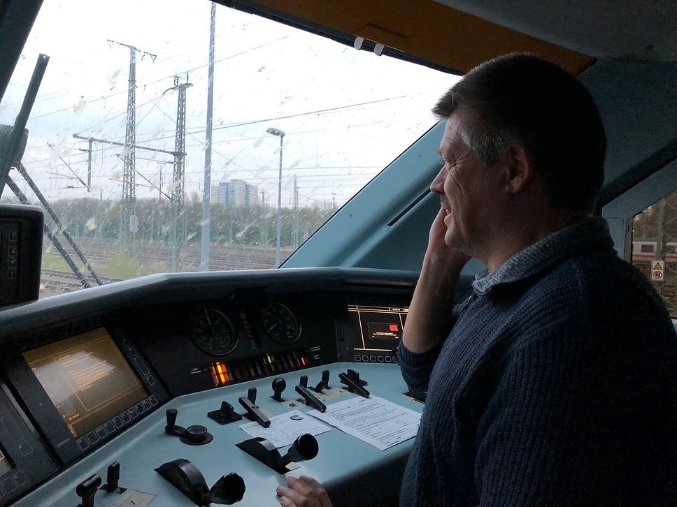 Bereitstellungslokführer Harald Plasczyk bereitet den Zug für die pünktliche Abfahrt vor.