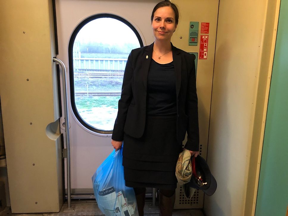 Quelle: DB AG / Caroline Nöppert Für die Kunden packen alle mit an, auch Chefin Wencke Wallstein.