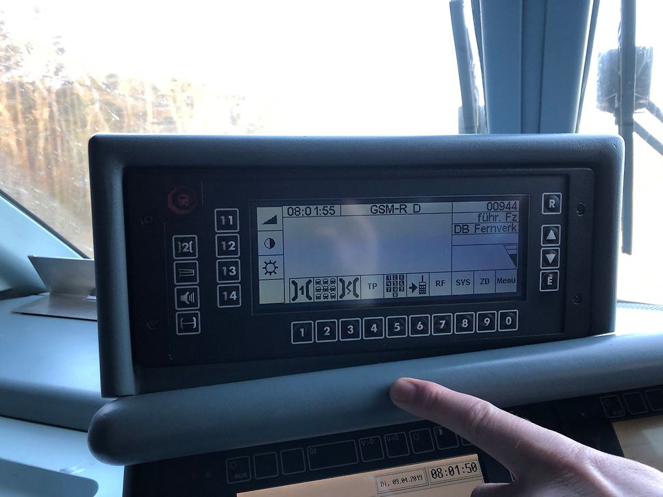 Quelle: DB AG / Leonie Langer Der Draht zu den Kollegen in der Betriebszentrale: das GSM-R Funkgerät