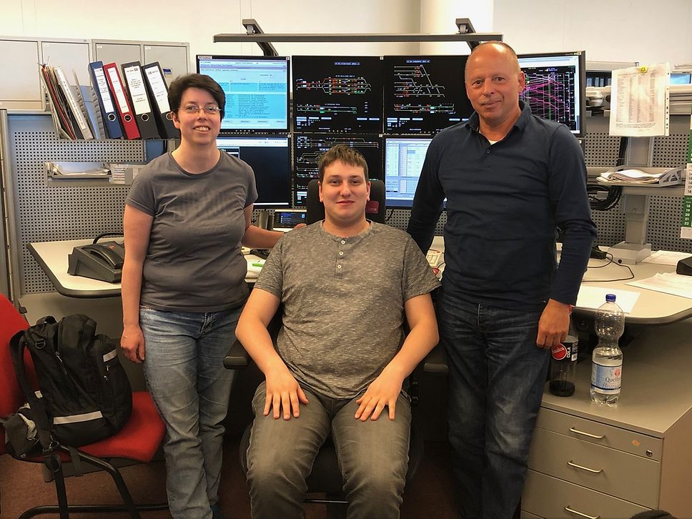 Nicole Bürgel, Sebastian Schildberg und Jürgen Drömer sitzen zusammen in einem Steuerbereich.