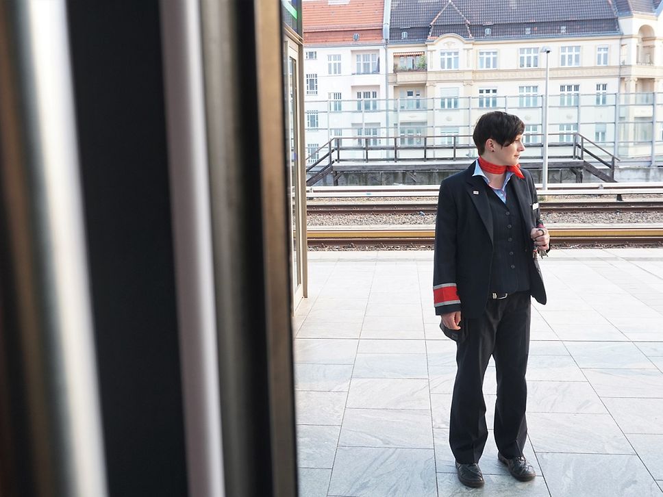 Quelle: DB/Susan Friedrich Zugchefin Simone Brendel-Köhler wartet auf die Signale ihrer Kollegen.