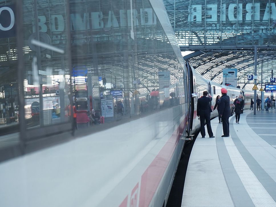 Berlin Hauptbahnhof: Kurz vor der Abffahrt kommen noch Fahrgäste angerannt