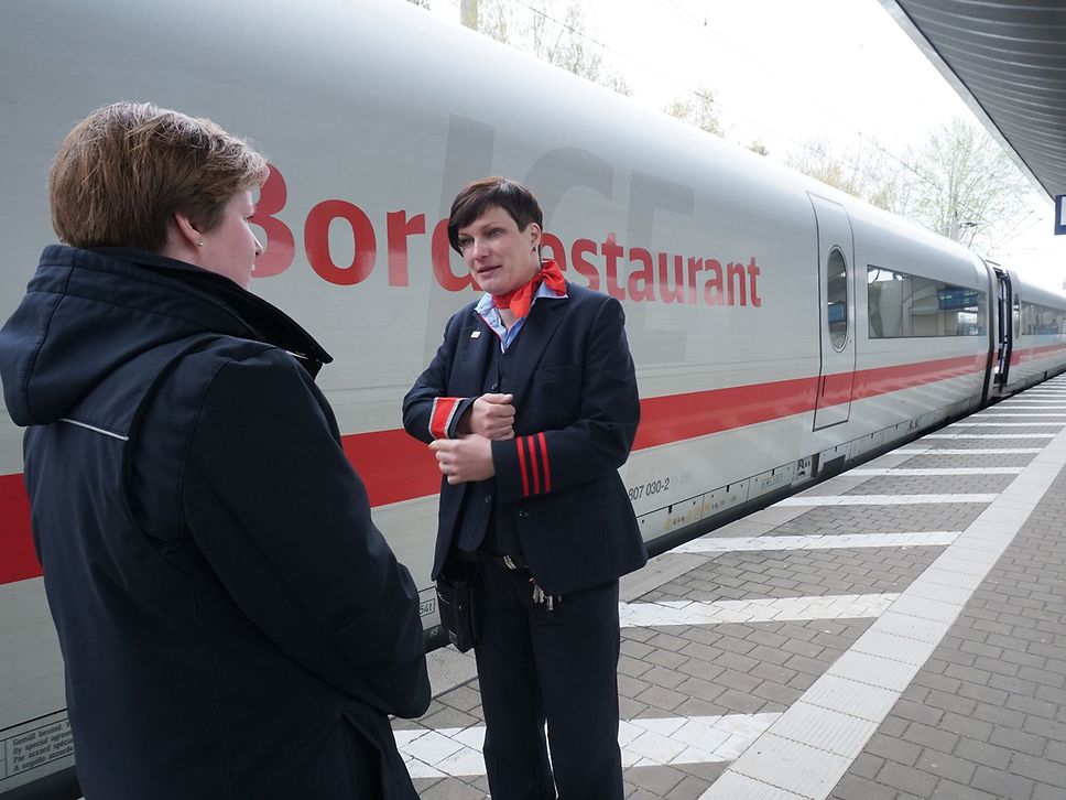 Quelle: DB/Susan Friedrich Zugbegleiter am Bahnsteig