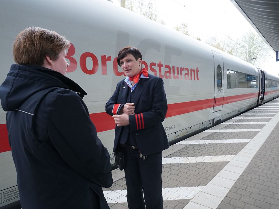 Zugbegleiter am Bahnsteig