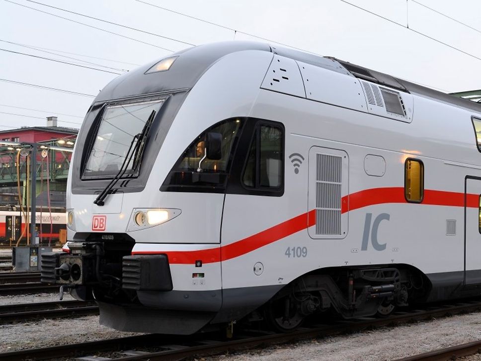 Der erste umgebaute Triebzug auf dem Vorgleisbereich vom Wiener Westbahnhof. 