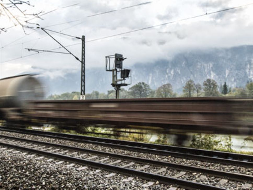 Schallschutzwand an der zweigleisigen Strecke Bahnstrecke bei Kiefersfelden